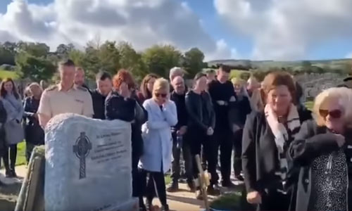 Overleden man doet tijdens begrafenis iedereen lachen met deze GEWELDIGE grap (video)