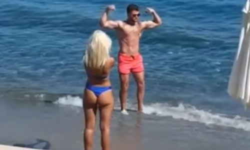 “Ik word zo geil van je”: Dames lachen met man die poseert voor ‘perfecte’ foto (video)