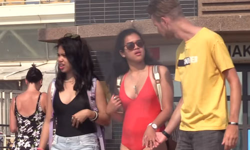 Zo ongemakkelijk is het om (ongevraagd) hand in hand te lopen met wildvreemden (video)