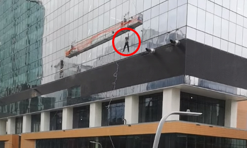 SCHOKKEND: Deze ramenwasser mag blij zijn dat hij nog leeft (video)