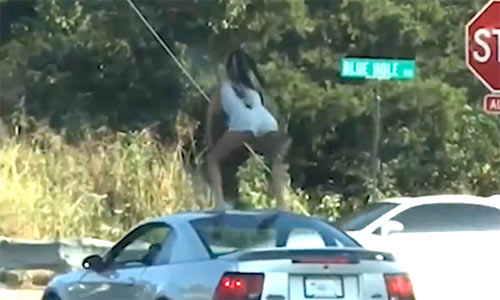 23-jarige dame gearresteerd na dit ‘sexy’ dansje op dak van RIJDENDE auto (video)