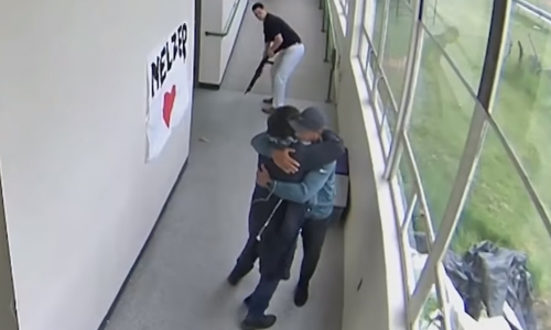 Heldhaftige leraar ontwapent leerling met geladen shotgun en geeft hem een knuffel (video)
