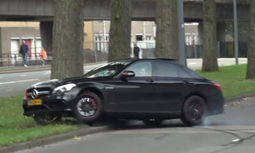 Nederlander doet stoer met peperdure wagen, maar dan gaat het FOUT (video)