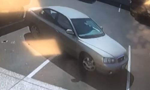 Dame heeft bijzonder veel moeite met verlaten van parking (video)