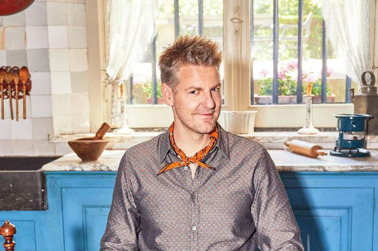 BOOKS. Vjeze Fur maakt een kookboek: “Hoe ik mijn eigen kookstijl zou omschrijven? Boter”