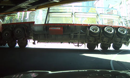 Trucker maakt pijnlijke inschattingsfout bij brug (video)