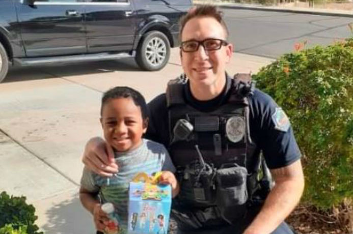 Jongentje draait noodnummer voor Happy Meal, agenten leveren burger aan huis