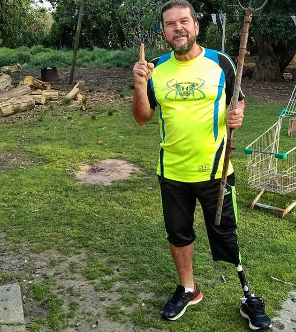 IN BEELD. Man met één been trekt door Zuid-Amerika voor gehandicapte dochter