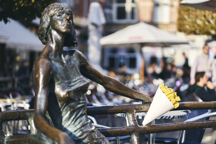 Vrouwen eten vaker frieten met hun handen