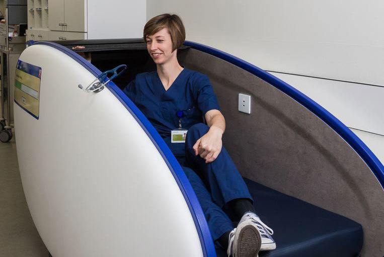 Spoedartsen powernappen tijdens nachtdiensten in cocon