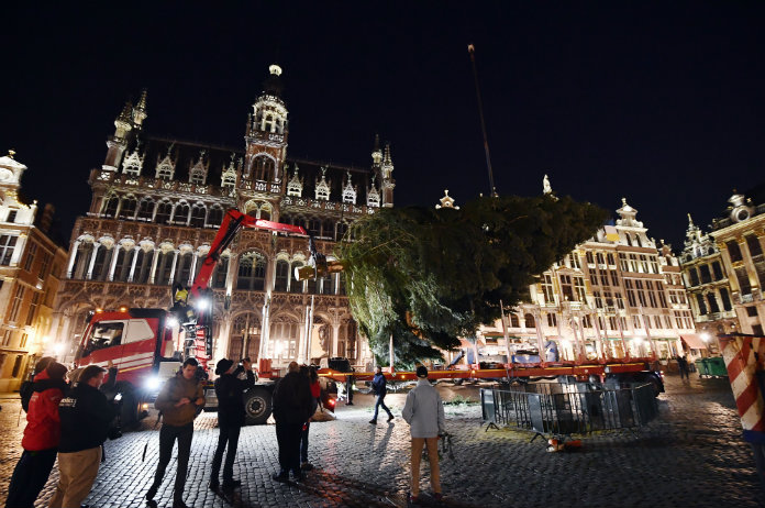 Kerstboom aangekomen op Grote Markt in Brussel