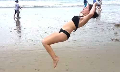 Dame in bikini toont even wat ze (niet) kan (failcompilatie)