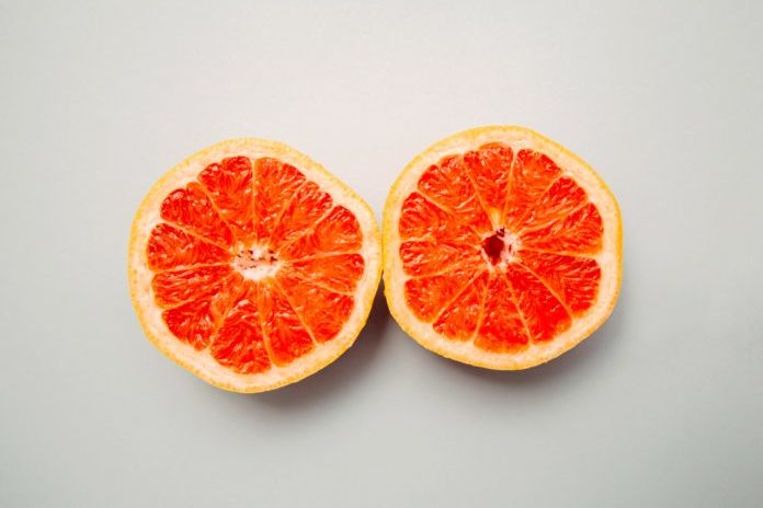 Vijf factoren die de borstgrootte van vrouwen beïnvloeden