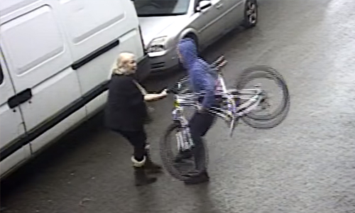 72-jarige heldin laat zich NIET doen door vastberaden fietsdief (video)