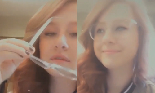 Ze denkt alleen te zijn op kantoor en laat FERME scheet. Maar dan… (video)