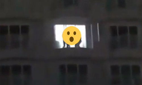 Voorbijgangers krijgen ‘gratis seksshow’ te zien in buurt van hotel (NSFW-video)