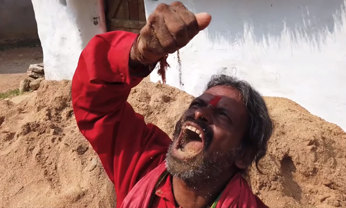 Deze man eet dagelijks één kilogram ZAND (video)