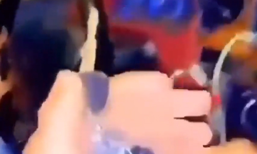 WTF: Gestoorde passagier trekt sleutel uit RIJDENDE wagen… Slecht plan, zo blijkt! (video)