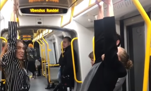 Brute pech voor dame die het letterlijk ‘uithangt’ (video)