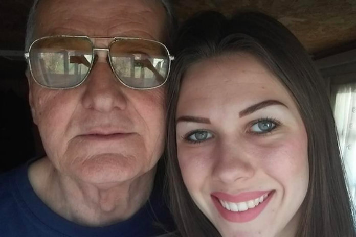 74-jarige man scheidt van 21-jarige vriendin nadat ze hem bedriegt met groen blaadje van 60