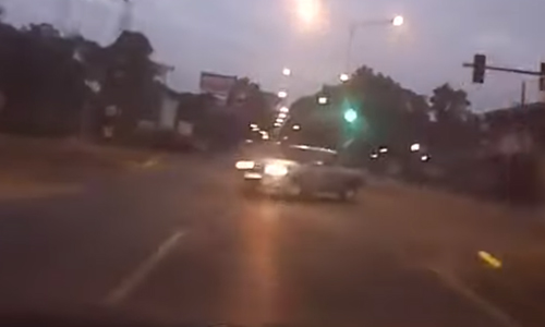 Hoe deze automobilist ongeval wist te vermijden, is een klein mirakel! (video)