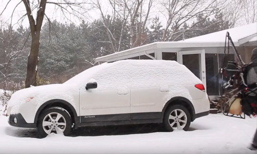 Je auto razendsnel sneeuwvrij maken kan ook op deze gestoorde manier (video)