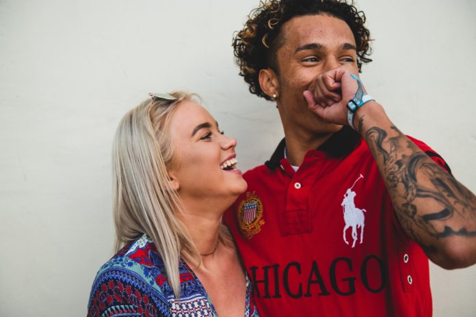 Koppels die honderduit praten over kaka zijn gelukkiger