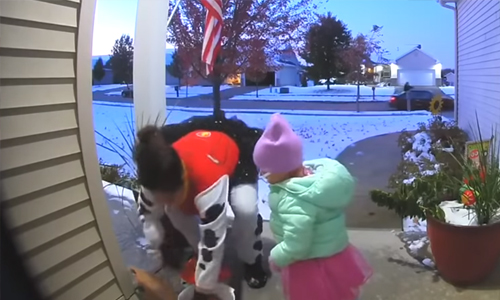 Moeder onder vuur omdat ze te veel snoep meegraait tijdens Halloween, ondanks commentaar van haar 3-jarige dochter (video)