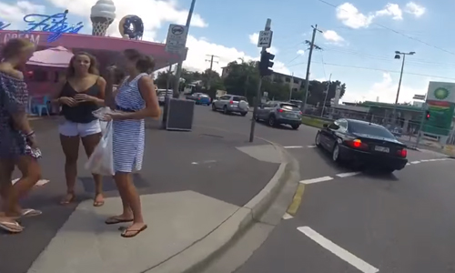 “FUCK”: Motard gluurt even naar knappe dames op voetpad. Dat had hij beter NIET gedaan! (video)