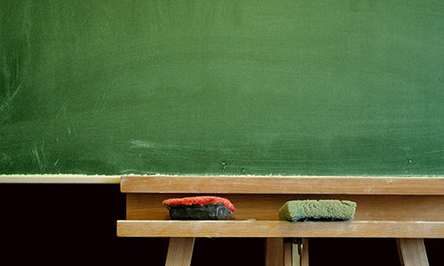 WOOPS: Docent geschorst nadat hij per ongeluk ZEER PIKANT BERICHT projecteert in klaslokaal