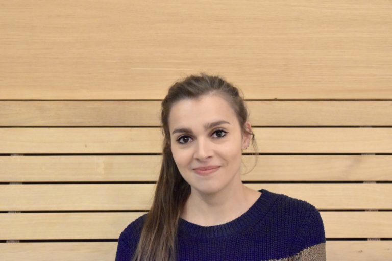 Pendelaar Elise verklapt: “Thuis is de enige plek waar ik echt mezelf kan zijn”
