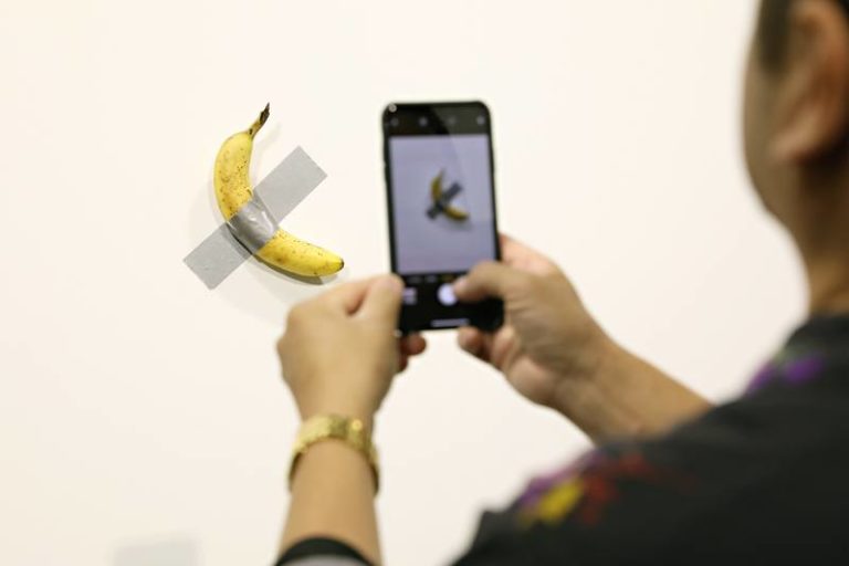 BIZAR. Kunstenaar eet kunstwerk van 150.000 dollar: een aan de muur geplakte banaan