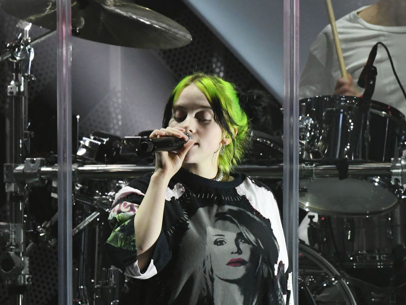 Fans van Billie Eilish en Lady Gaga kruisen de degens over ‘vleesjurk’