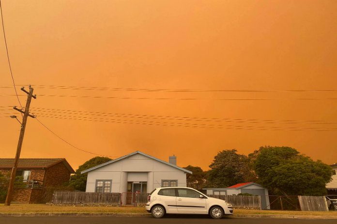 IN BEELD. Australië kleurt helemaal rood en zwart door bosbranden