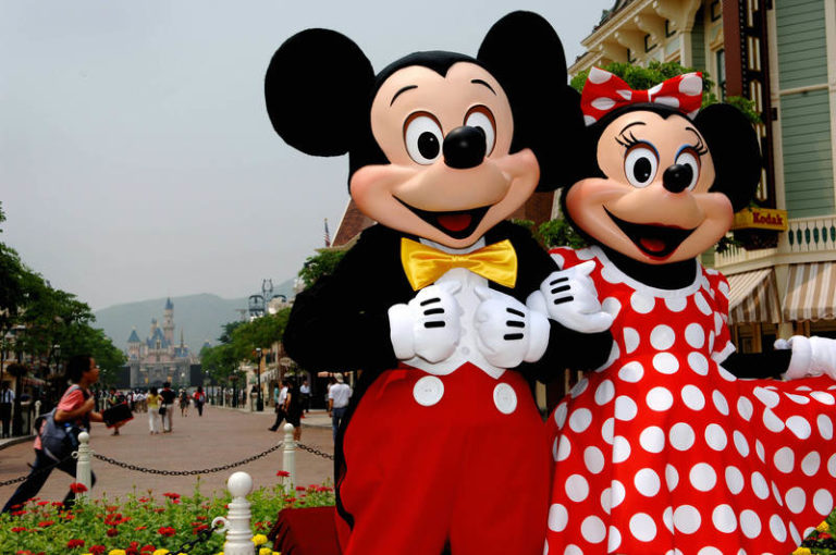Mickey en Minnie Mouse klagen over betastende toeristen in Disney World