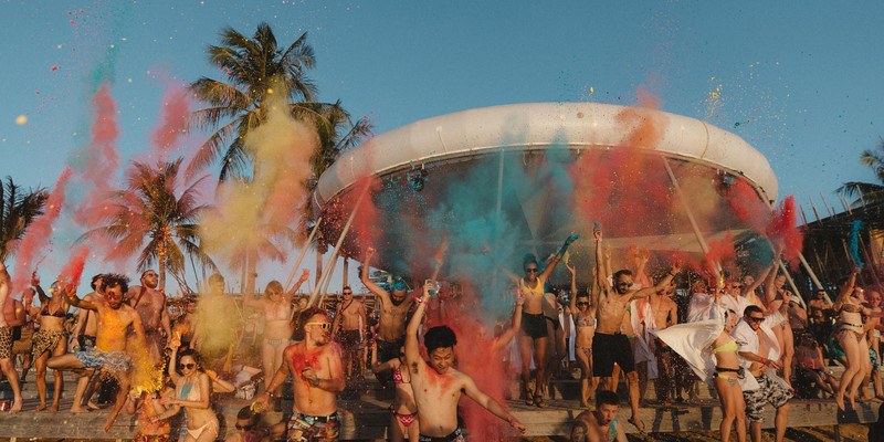 CHECK-IN. Vijf festivals in zonnige oorden