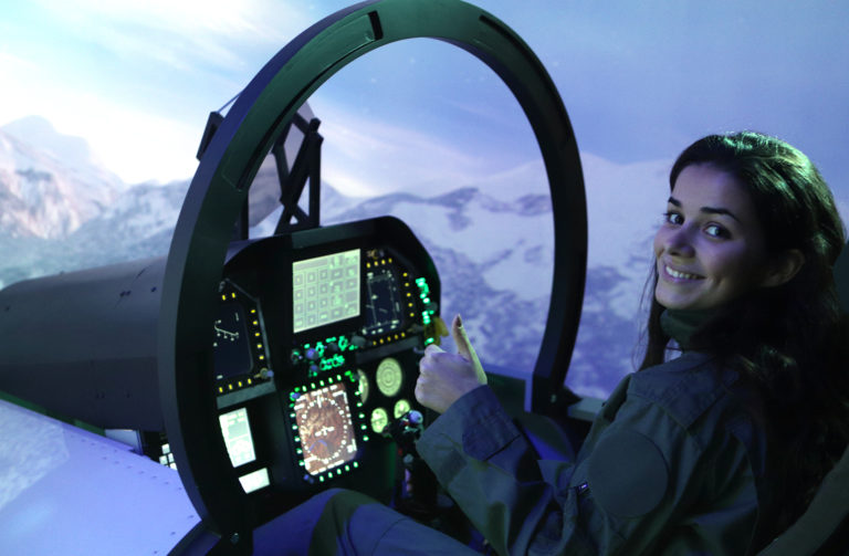 Vanaf nu kan iedereen leren vliegen met een F-16-vliegtuig