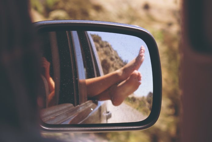 Daarom moet je meer op blote voeten wandelen