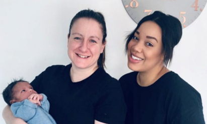 Lesbisch koppel verwelkomt eerste baby die in twee baarmoeders werd gedragen