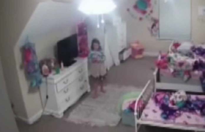 VIDEO. Viespeuk hackt camera in slaapkamer van meisje: “Ik ben je beste vriend”