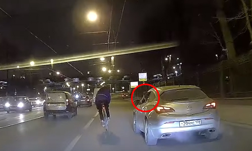 LEVENSGEVAARLIJK: Gestoorde wegpiraat werkt fietser tegen de vlakte (video)