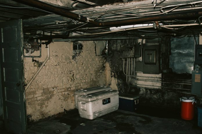 VIDEO. Familie treft DIT aan in kelder