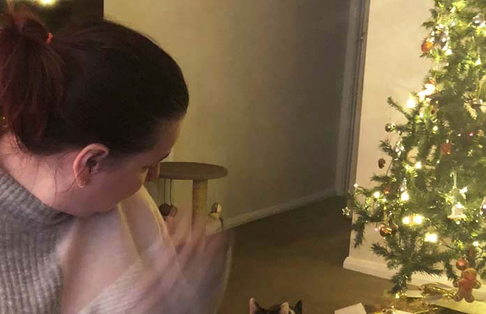 Kat is zichtbaar jaloers als iemand anders haar ultieme cadeau krijgt