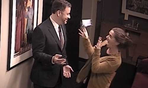 Jimmy Kimmel bezorgt vrouwelijke collega haast een hartaanval (video)