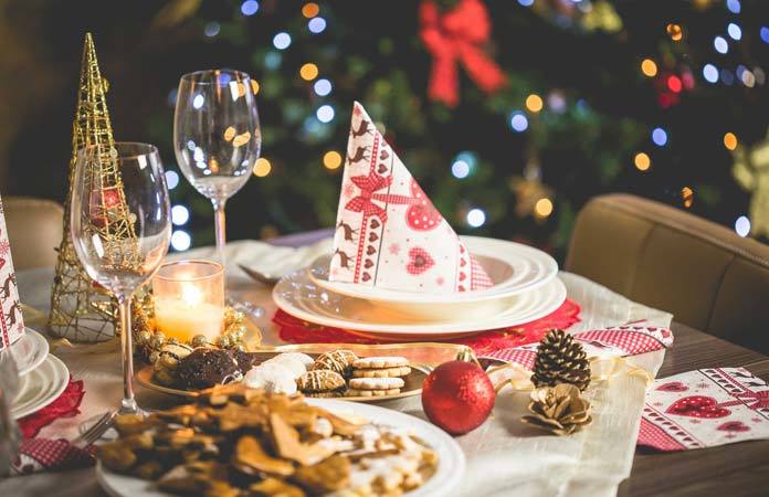 Kat breekt binnen in huis en verwoest kerstdiner (foto)