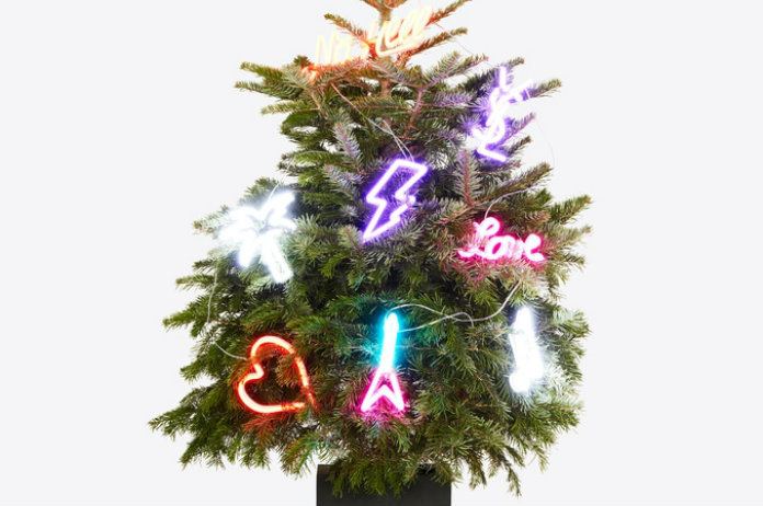 Nog extravagante kerstversiering nodig? Dan moet je bij Saint Laurent zijn