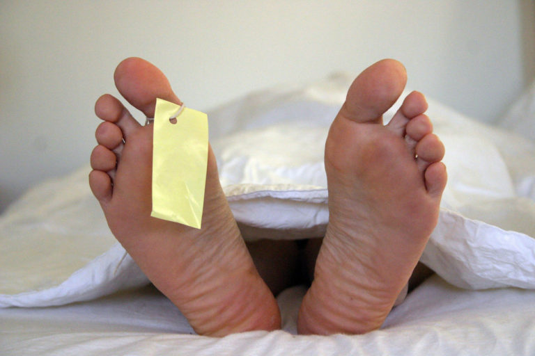Dronken medewerker (52) van mortuarium ontslagen omdat hij seks had met lichaam van overleden minderjarige!