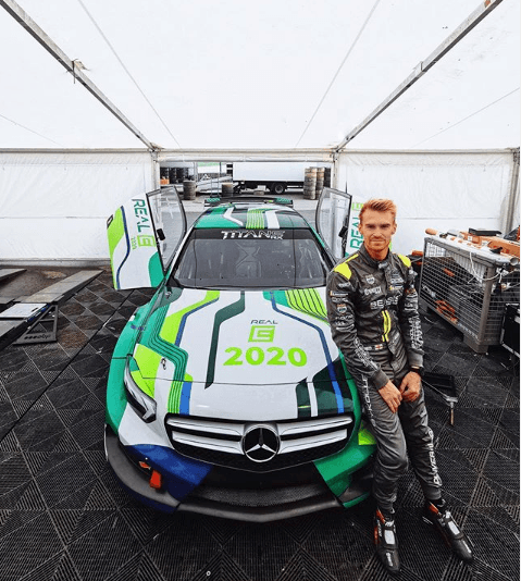 BIZAR. Professioneel racepiloot moet op snelheidscursus