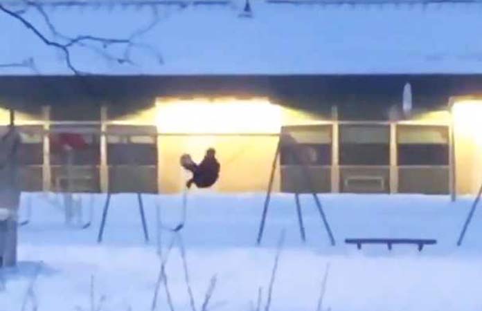 VIDEO. Internet in de ban van man op schommel. Zie jij welke kant hij opgaat?