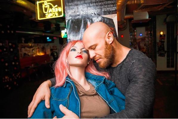 BIZAR. Bodybuilder wil trouwen met zijn opgesmukte seksrobot